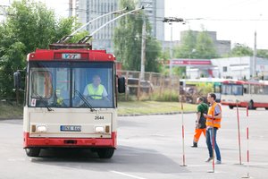 Štai kaip būna – troleibusų vairuotojai meistriškumą įrodinėjo vairavimo aikštelėje