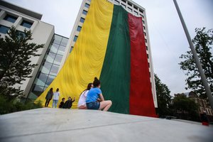 Valstybės dienos minėjimas Kaune: rekordinę vėliavą pavyko iškelti tik vakare