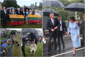 Pasaulyje skambant Lietuvos himnui sostinėje lietus metė tikrą iššūkį: po skėčiais slėpėsi ir Nausėdos, ir V. Landsbergis