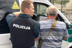 Paaiškėjo, kokią baudą turės sumokėti smarvę Lukiškių pliaže paskleidęs šiaulietis