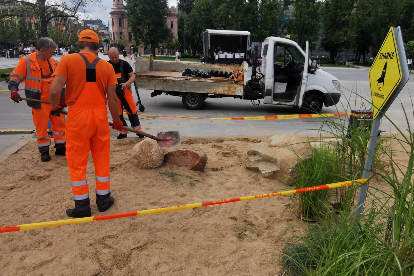 Penktadienį Vilniuje, Lukiškių aikštėje, kur įrengtas laikinasis paplūdimys, buvo sulaikytas vyras su dujokauke, rankose turėjęs šakę ir maišą mėšlo, kurį drabstė ant pliaže paberto smėlio.<br>T.Bauro nuotr.