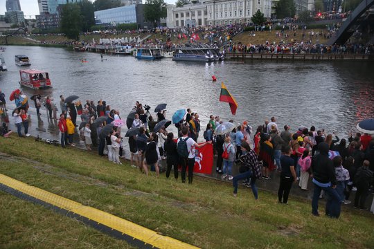 Lietuvos himną sostinėje susirinkusieji giedojo lyjant smarkiam lietui.<br>R. Danisevičiaus nuotr.