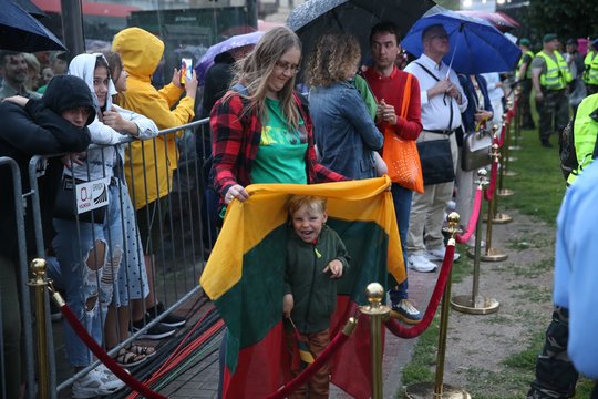 Lietuvos himną sostinėje susirinkusieji giedojo lyjant smarkiam lietui.<br>R. Danisevičiaus nuotr.