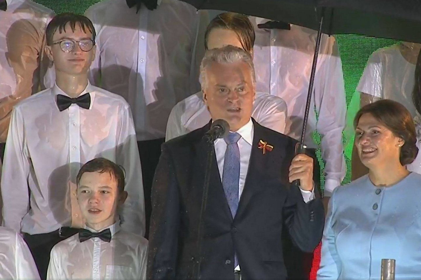 Mačiau, kad žmonės dalijosi prezidento G.Nausėdos nuotrauka, kai jis kalba apie Lietuvą, o šalia peršalę dreba vaikai.<br>Skaitytojos nuotr.