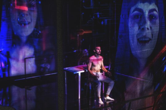 Klaipėdiečių spektaklis „Tinklas“: tarp virtualios ir neišgalvotos tikrovės pandemijos narve