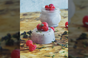 Panakota iš anakardžių su avietėmis