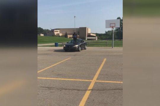 Privers išsižioti: vaikinas atlieka neįtikėtinus metimus – žmonės klausia, ar tai tikra