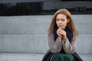 Vilnietė jaučiasi bejėgė: vyras grasina išvyti iš namų