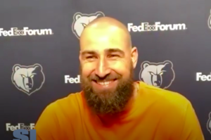 Plaukus nusirėžęs J. Valančiūnas atskleidė mažai kam žinomą pomėgį ir pasidžiaugė dėl Lietuvos