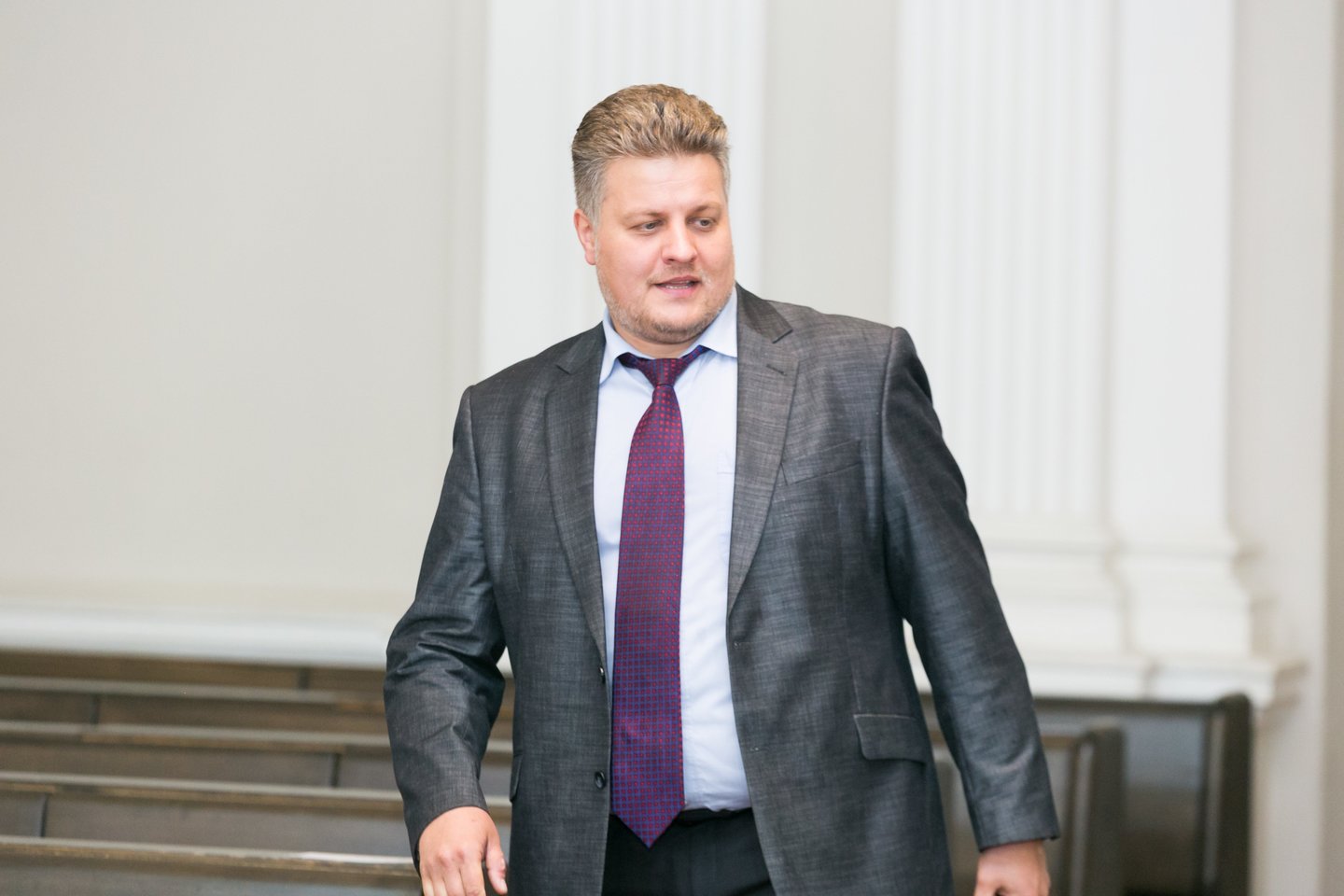 Po mėnesio pertraukos prie Vilniaus apygardos teismo (VAT) tribūnos vėl stojo politikų papirkimu kaltinamas verslininkas Raimondas Kurlianskis. <br> T.Bauro nuotr. 