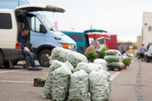 Naktiniame ūkininkų turguje gausu ir lietuviškų gėrybių