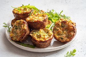 Cukinijų keksiukai su sūriu taps tikru vasaros hitu