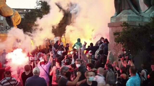 Serbijoje nerimsta aršūs protestai: piktinamasi valdžios veiksmais per karantiną