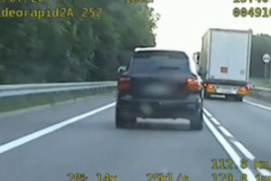 Lenkijos policijos nežymėtas automobilis nufilmavo lietuvio „Porsche“ manevrus – vairuotojas atsidūrė areštinėje
