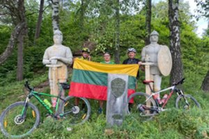 Lietuviai įveikė sudėtingą žygį gamtos takais dėl savo šalies vardo