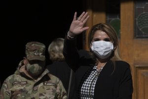 Bolivijos laikinoji prezidentė sako užsikrėtusi koronavirusu