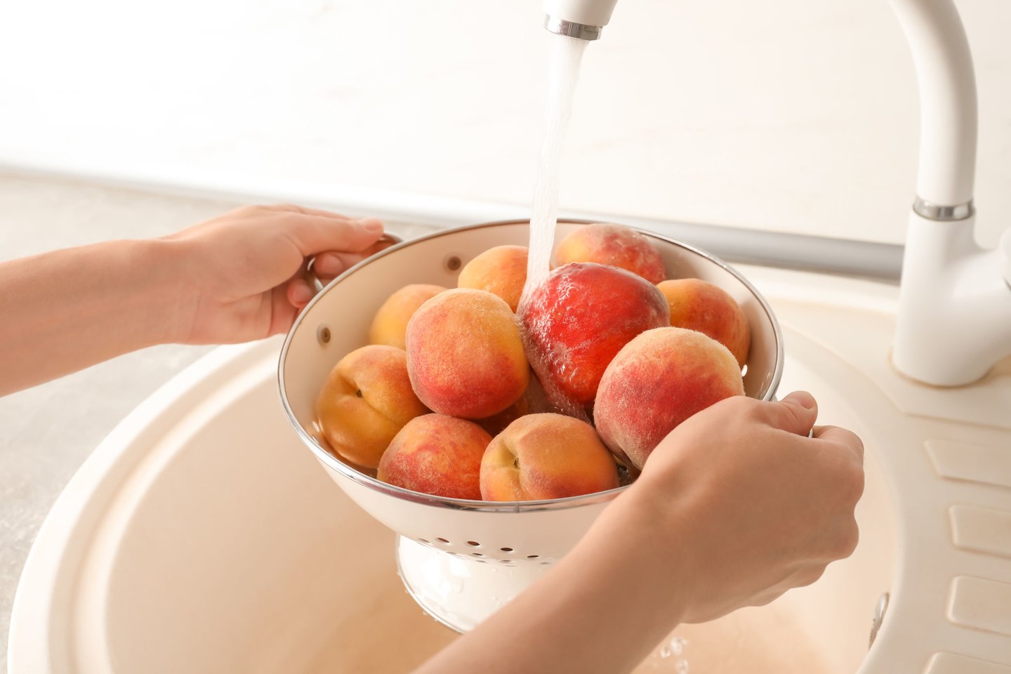 Nektarinai ir persikai valgomi su visa odele, todėl labai svarbu ją tinkamai nuplauti.<br>123rf nuotr.