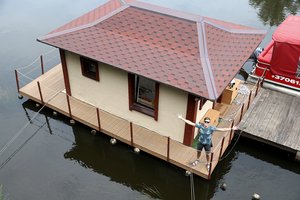 Sveikuolis su žmona įsikūrė namelyje ant vandens Neryje