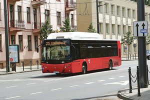 Į autobusą Kaune įlipusi 85 m. močiutė pasijuto lyg nusikaltėlė: kontrolieriai išgrūdo be paaiškinimų