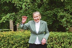 Šimtametė kaunietė žvaliai žingsniuoja parko takais