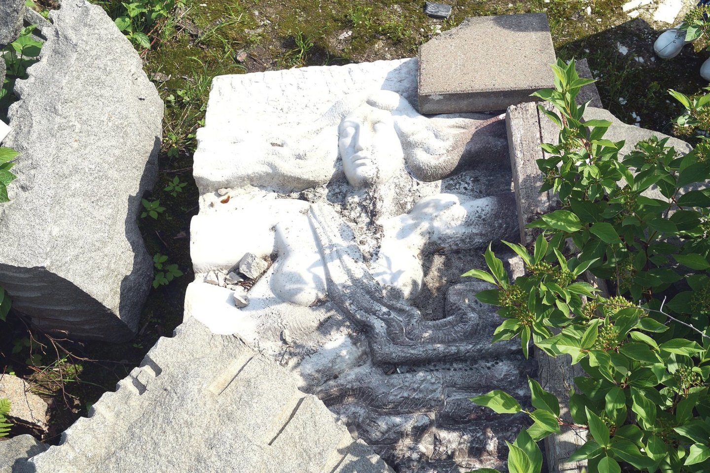 I.Miškinytės balto marmuro bareljefai turėjo puošti Jonavą, tačiau išliko tiktai keli, ir tie patys nepabaigti.<br>Autorių nuotr. 