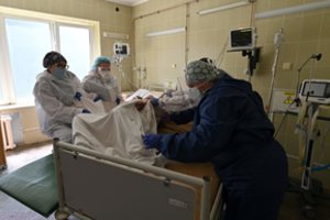 JAV per parą nustatyta per 63,6 tūkst. COVID-19 atvejų, mirė 774 žmonės