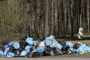 Saugomų teritorijų lankytojai raginami rinkti šiukšles, siūlomi specialūs maišeliai
