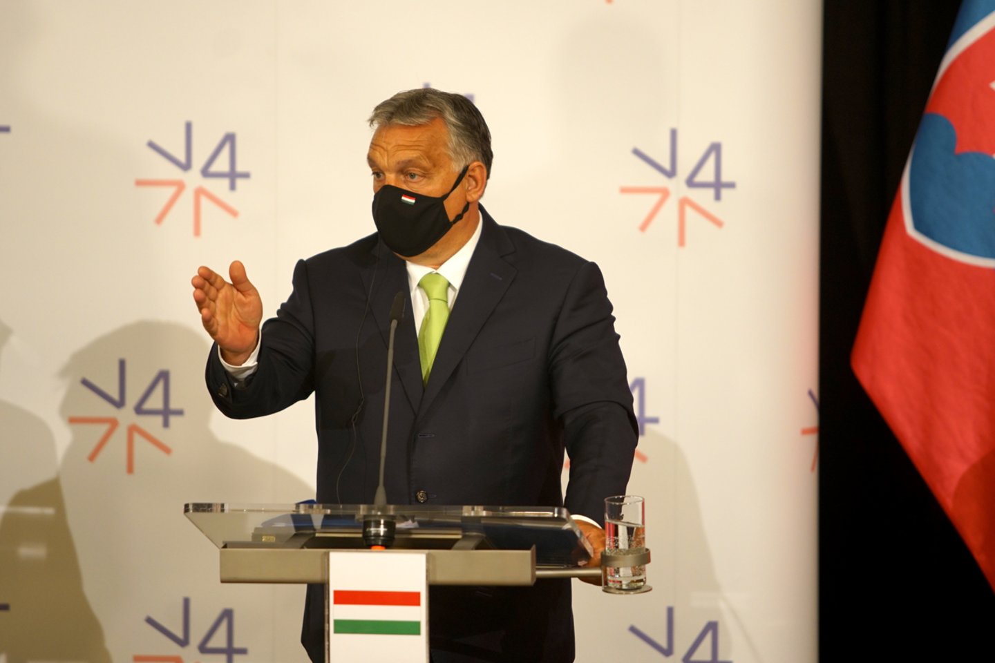  Anksčiau šį mėnesį premjeras Viktoras Orbanas pareiškė, kad Vengrija dėl pavojaus sveikatai nesilaikys ES rekomendacijos atšaukti apribojimus keliautojams iš daugiau Bendrijai nepriklausančių šalių.  <br> ZumaPress/Scanpix nuotr.
