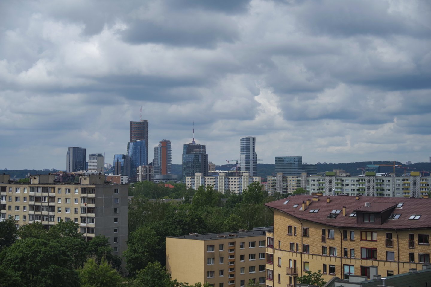 „Ober-Haus“ Lietuvos butų kainų indekso (OHBI), fiksuojančio butų kainų pokyčius penkiuose didžiausiuose Lietuvos miestuose (Vilniuje, Kaune, Klaipėdoje, Šiauliuose ir Panevėžyje), 2020 metų birželio mėnesio reikšmė išaugo 0,2 proc. (2020 metų gegužę indekso reikšmė nesikeitė). Bendras butų kainų lygis Lietuvos didmiesčiuose per pastaruosius 12 mėnesių augo 5,6 proc. (2020 metų gegužę metinis augimas sudarė 6,3 proc.).<br>V.Ščiavinsko nuotr.