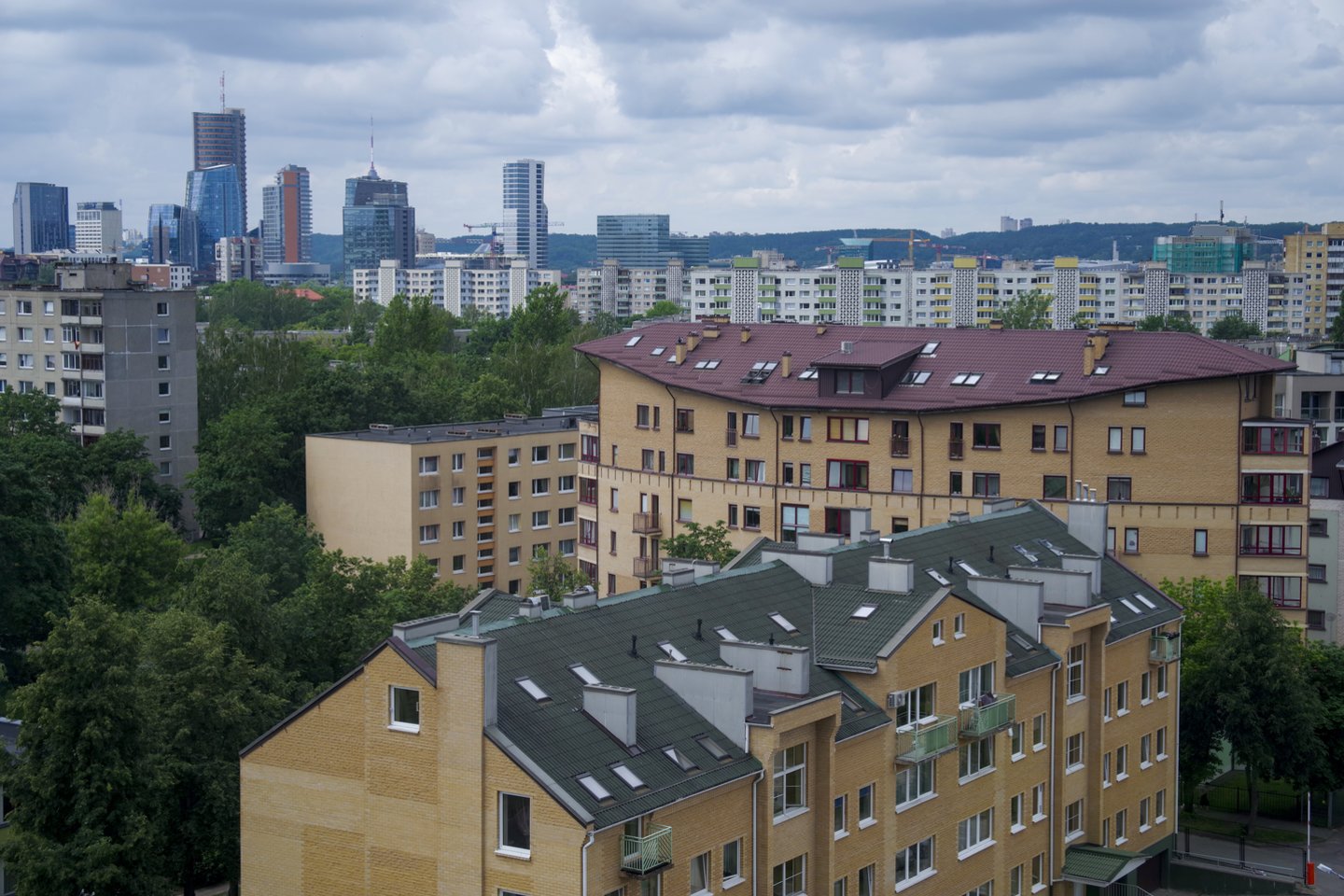 „Ober-Haus“ Lietuvos butų kainų indekso (OHBI), fiksuojančio butų kainų pokyčius penkiuose didžiausiuose Lietuvos miestuose (Vilniuje, Kaune, Klaipėdoje, Šiauliuose ir Panevėžyje), 2020 metų birželio mėnesio reikšmė išaugo 0,2 proc. (2020 metų gegužę indekso reikšmė nesikeitė). Bendras butų kainų lygis Lietuvos didmiesčiuose per pastaruosius 12 mėnesių augo 5,6 proc. (2020 metų gegužę metinis augimas sudarė 6,3 proc.).<br>V.Ščiavinsko nuotr.