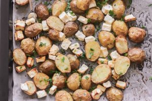 Orkaitėje keptos šviežios bulvės su feta maloniai nustebins skoniu