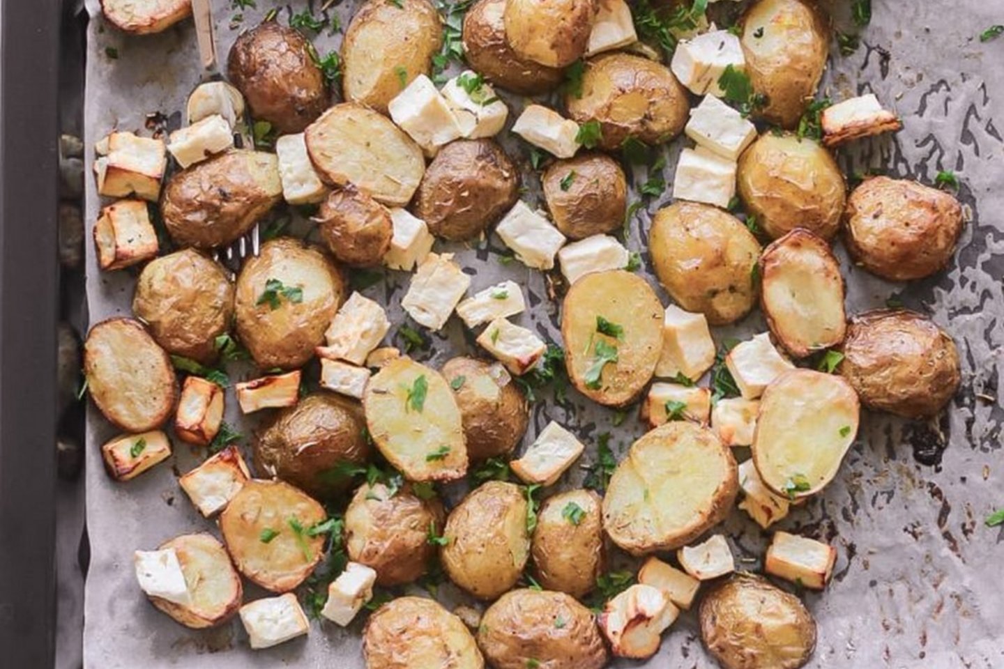 Orkaitėje keptos šviežios bulvės su feta.<br>Nuotr. iš „Skanauk su Aušra“.