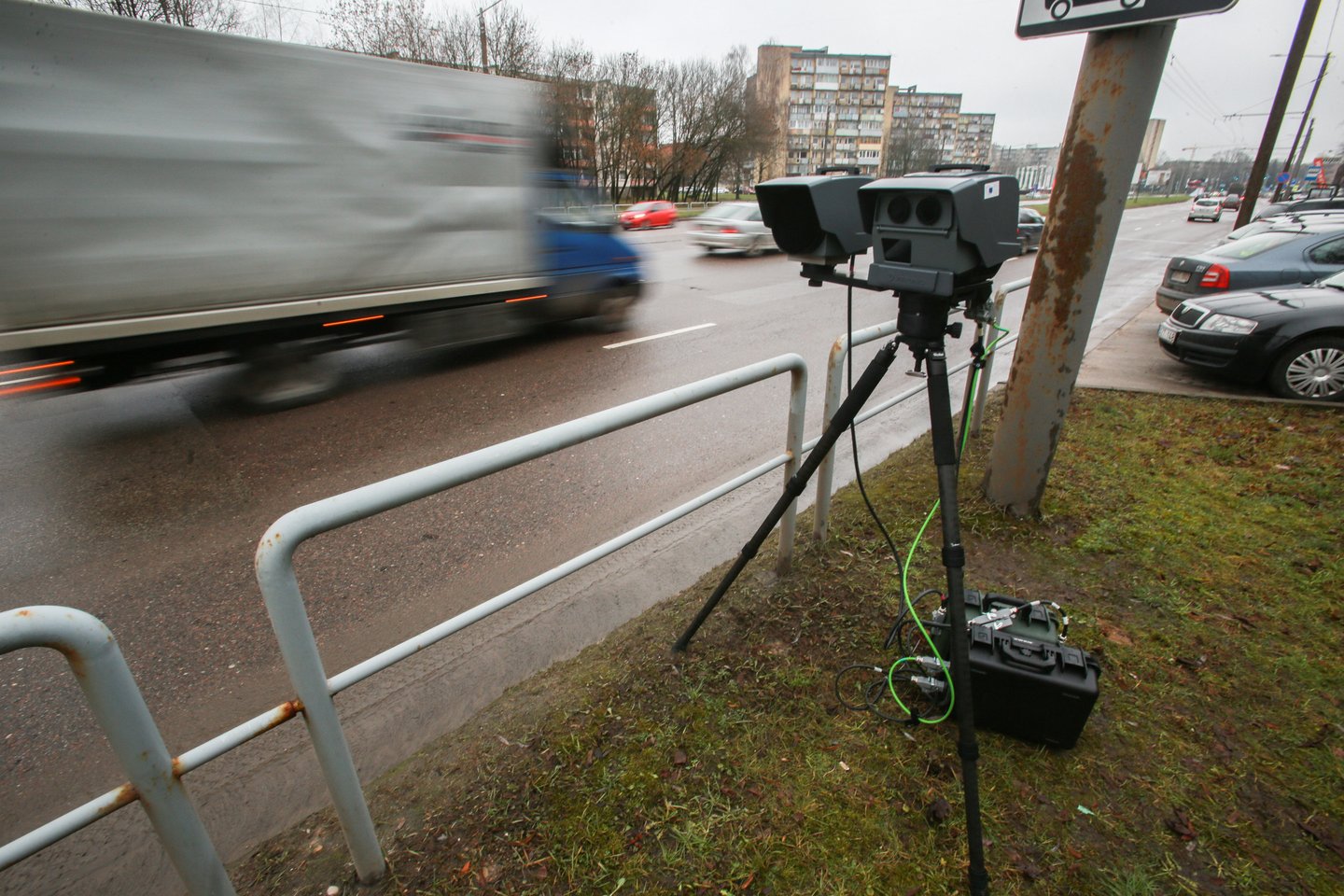 Naudojant mobilius greičio matuoklius per praėjusią savaitę Kauno apskrityje buvo užfiksuota 3335 leistino važiavimo greičio viršijimo atvejus.<br>G.Bitvinsko nuotr.