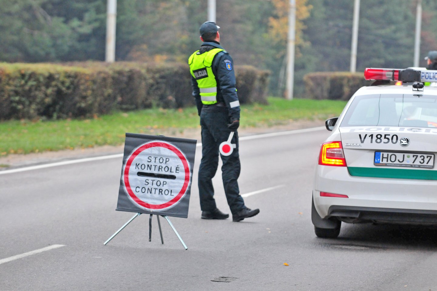Naudojant mobilius greičio matuoklius per praėjusią savaitę Kauno apskrityje buvo užfiksuota 3335 leistino važiavimo greičio viršijimo atvejus.<br>A.Vaitkevičiaus nuotr.