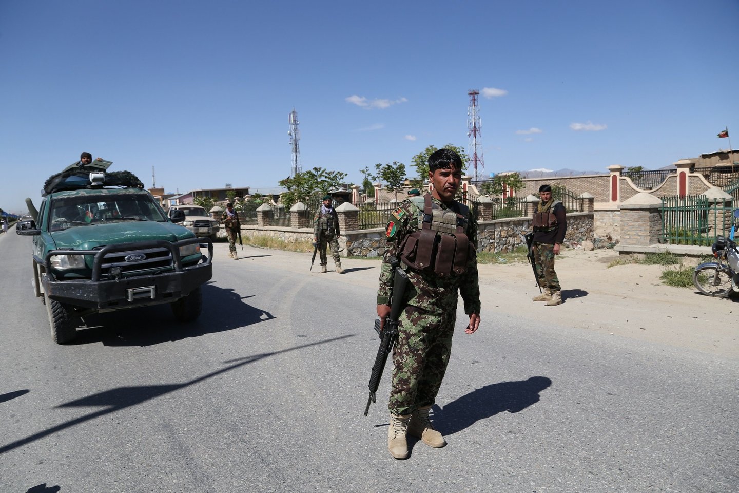 ​Afganistano šiaurėje prie vieno žvalgybos agentūros biuro sprogus automobilyje paslėptai bombai nukentėjo dešimtys žmonių, o atsakomybę už ataką prisiėmė Talibanas, pranešė pareigūnai.<br>SIPA press/Scanpix nuotr.