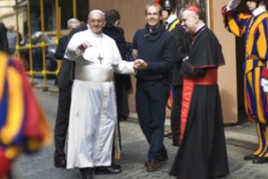 Šventajame Soste – kylanti žvaigždė: kas toks naujasis popiežiaus asmeninis sekretorius?