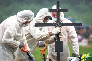 Didžiuliai žmonių susibūrimai atsirūgo skaudžiai – dėl augančių viruso atvejų kalta valdžia