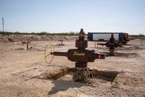 Nerimas dėl karantino priemonių griežtinimo smukdo naftos kainas