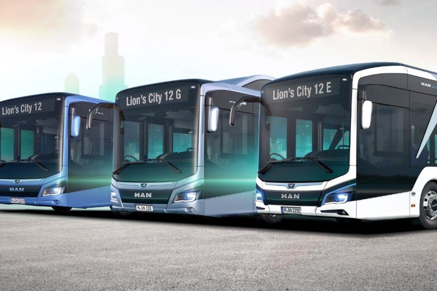 Perkami triašiai „MAN Lion‘s City“ autobusai yra varomi suslėgtomis gamtinėmis dujomis.<br> Įmonės nuotr. 