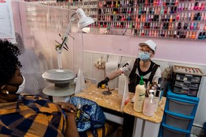 Didžiosios Britanijos parduotuvėse bus privaloma dėvėti veido kaukes