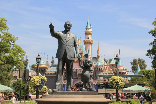 1955 m. netoli Los Andželo pradėjo veikti pirmasis pramogų parkas „Disneyland“ – Disneilendas.<br>123rf nuotr.
