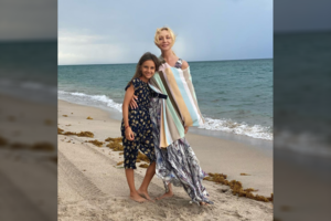 Jūrmaloje atostogaujanti Kristina Orbakaitė parodė ūgtelėjusią dukrą