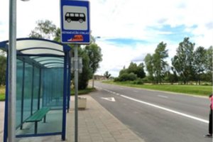 Ratuota plėšikų porelė Panevėžio r. nepasigailėjo vidury dienos stotelėje buvusios moters