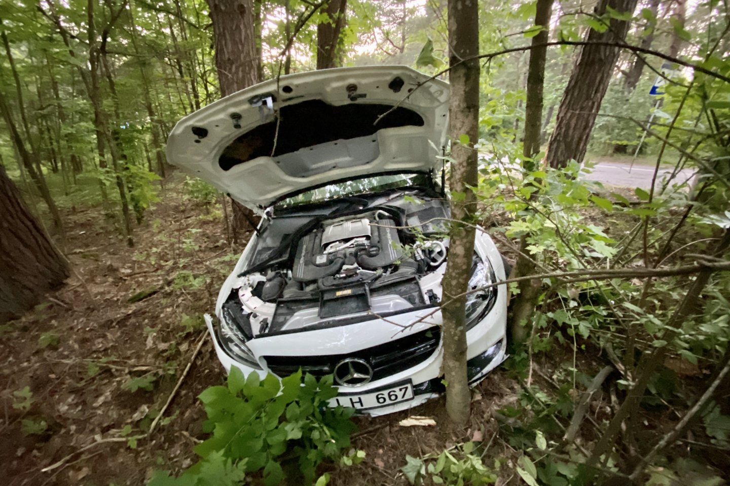  Po avarijos Vilniuje prabangų „Mercedes-Benz“ kabrioletą gali tekti išmesti.<br> V.Ščiavinsko nuotr.