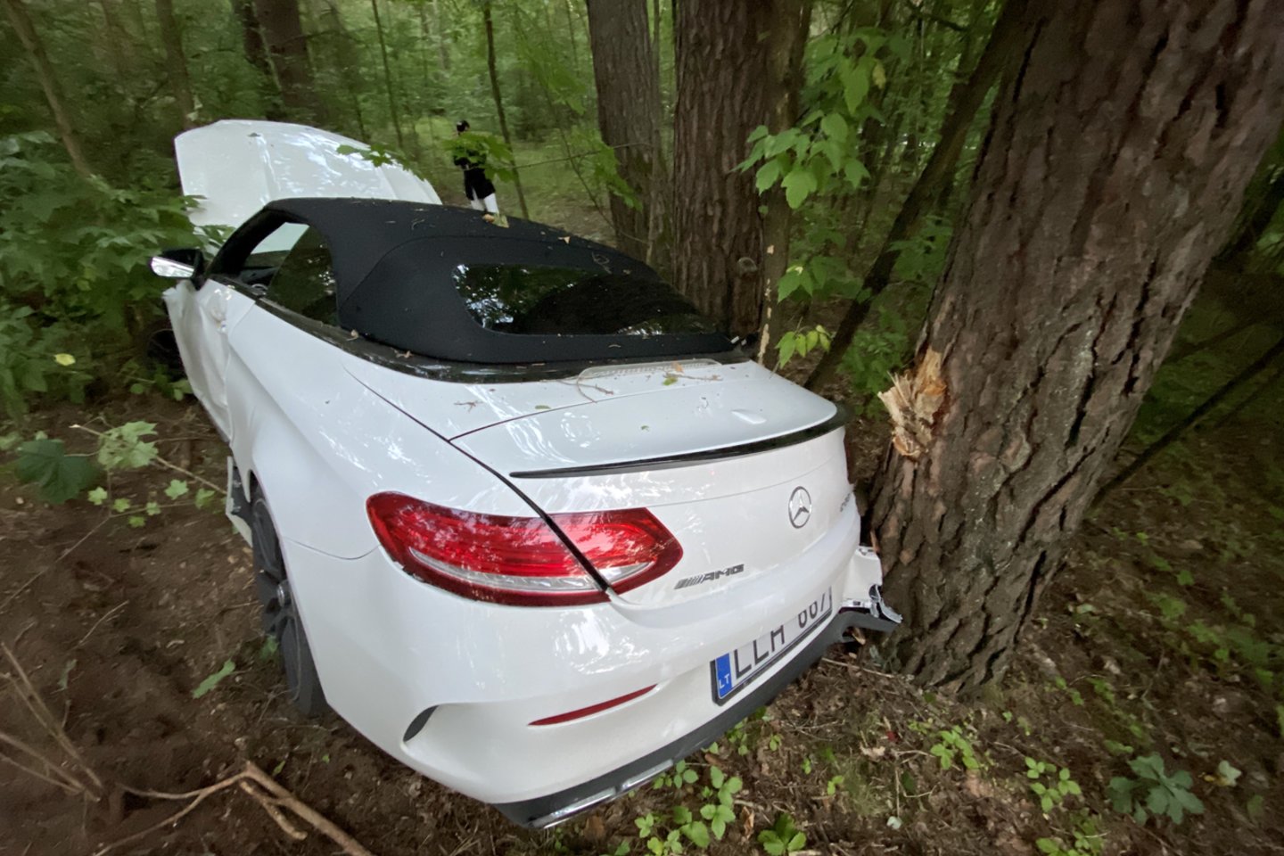  Po avarijos Vilniuje prabangų „Mercedes-Benz“ kabrioletą gali tekti išmesti.<br> V.Ščiavinsko nuotr.