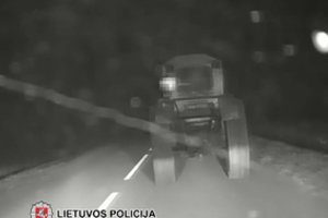 Šilalės r. girtas traktoriaus vairuotojas nuo pareigūnų spruko laukais: kelionė baigėsi griovyje