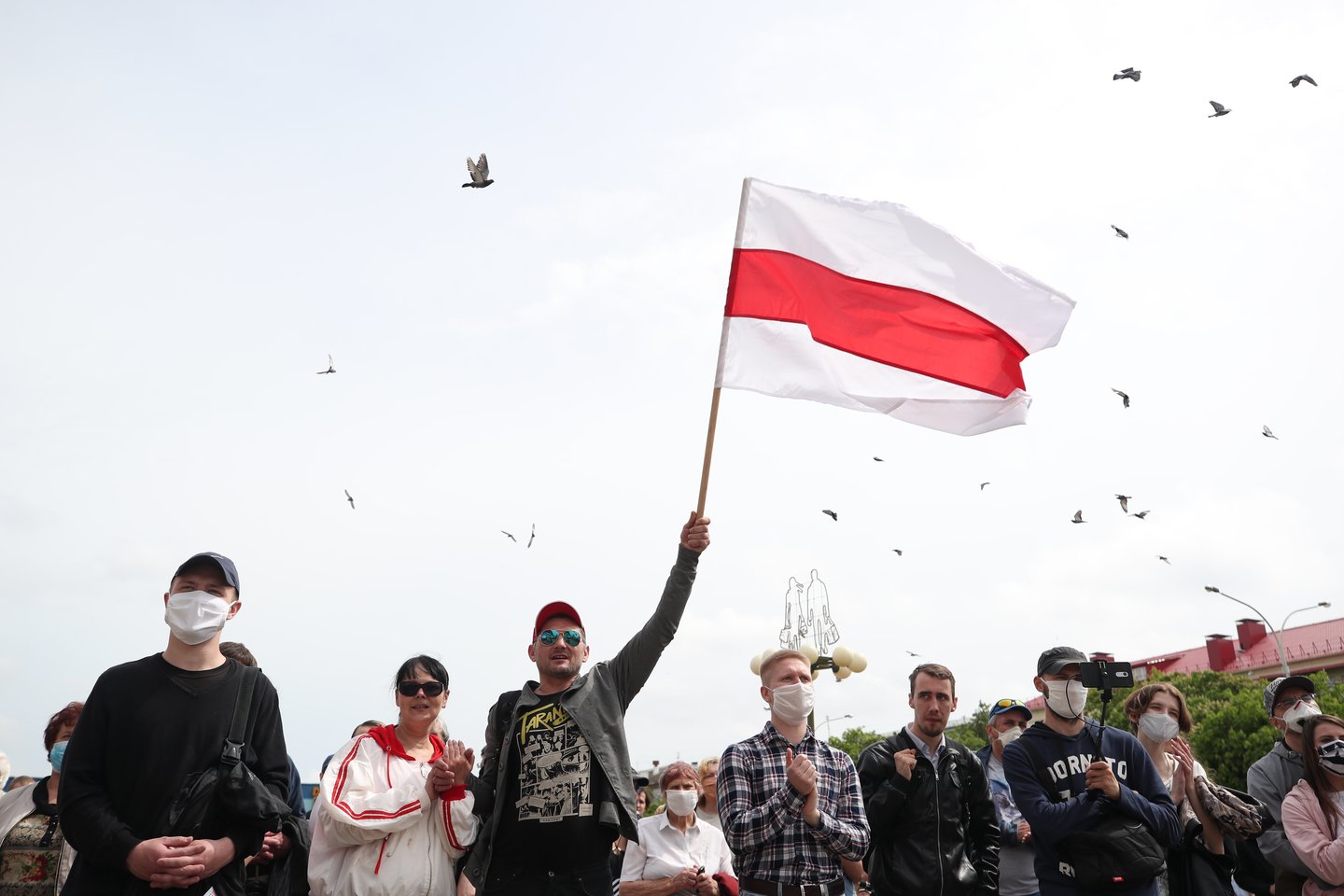 Baltarusijoje šimtai žmonių antradienį vakare išėjo į gatves protestuoti prieš sprendimą neleisti pagrindiniams prezidento Aleksandro Lukašenkos varžovams balotiruotis rugpjūtį vyksiantiems valstybės vadovo rinkimams, o saugumo pajėgos daugiau kaip demonstrantų sulaikė.<br>TASS/Scanpix nuotr.