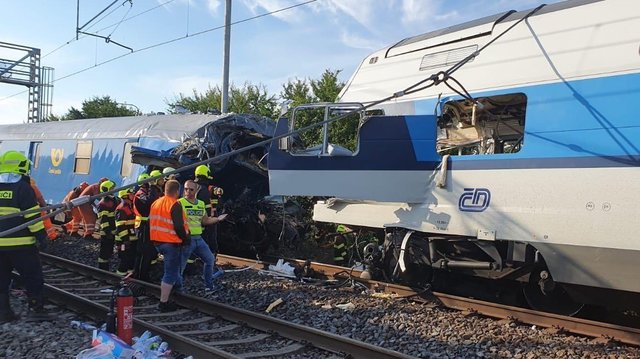 Čekijoje susidūrus dviem traukiniams žuvo mašinistas, sužeista dešimtys žmonių