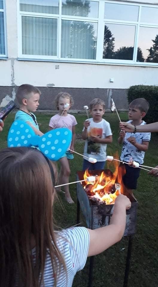 Vakare vaikai darželyje kepino zefyrus.<br> Kėdainių lopšelio-darželio „Varpelis“ nuotr.