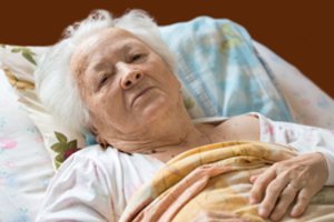 Artimiesiems neleido pamatyti insulto ištiktos močiutės – išvydę mirties liudijimą neteko žado